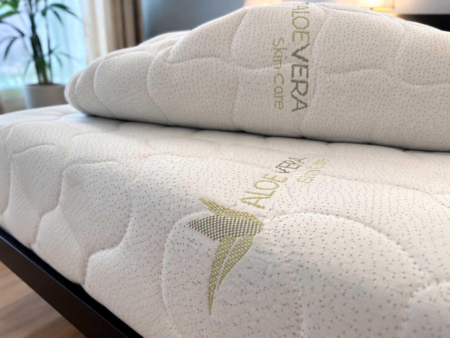 Nahaufnahme einer Matratze und eines Kissens mit Aloe-Vera-Bezug in einem Zimmer der Villa Johannes